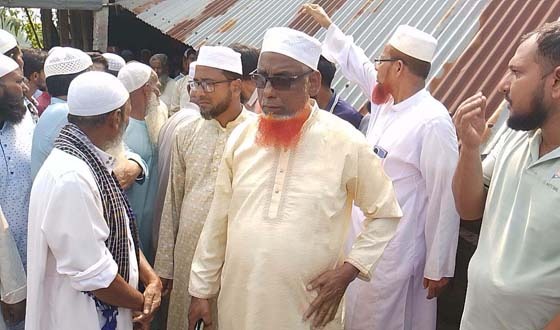 ধামইরহাটে ভাংচুর ও লুটপাট হওয়া বাড়িঘর পরির্দশনে এনামুল হক
