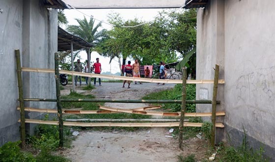 স্কুলের মাঠে ফটকে বাঁশের বেড়া স্কুলের মাঠে কলাগাছ লাগালেন