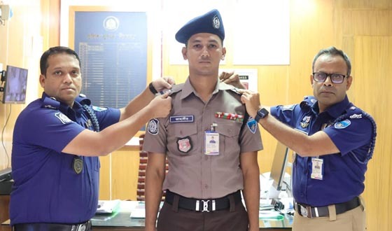 চাঁদপুরে পদোন্নতিপ্রাপ্ত দুই পুলিশ সদস্যকে র‌্যাংক ব্যাজ পরালেন পুলিশ সুপার