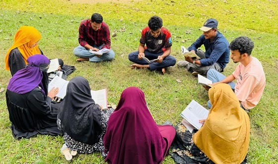 শেরপুরে শিক্ষার্থীদের নিয়ে খোলা মাঠে কবিতা ও সাহিত্যের পাঠচক্র