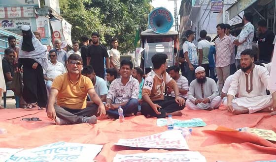 সৈয়দপুর প্লাজায় চুরির ঘটনায় ক্ষতিপূরণের দাবিতে সড়ক অবরোধ