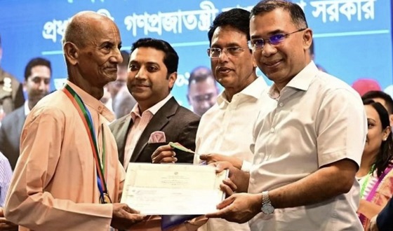 প্রধানমন্ত্রীর সম্মাননা দিলেন আগৈলঝাড়া পাঠশালার শিক্ষ রমণীকান্তকে
