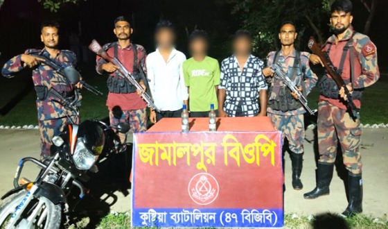 দৌলতপুর সীমান্তে বিজিবির পৃথক অভিযানে মাদকদ্রব্য ও মোটরসাইকেল সহ ৩ জন আটক