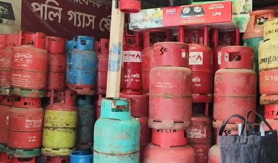 ভালুকায় গ্যাস সিলিন্ডারের সংকট, ২৩ শত টকা দিলে বাসায় দিয়ে যায়