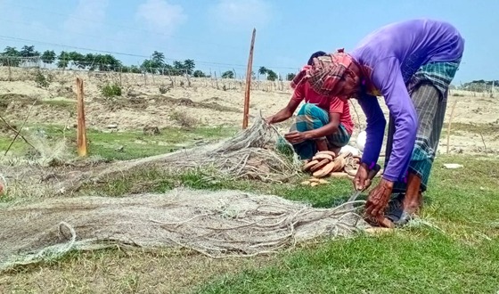 লোকসানের ধকল নিয়েই ২২ দিনের নিষেধাজ্ঞায় কলাপাড়া উপকূলের হাজার হাজার জেলে পরিবার