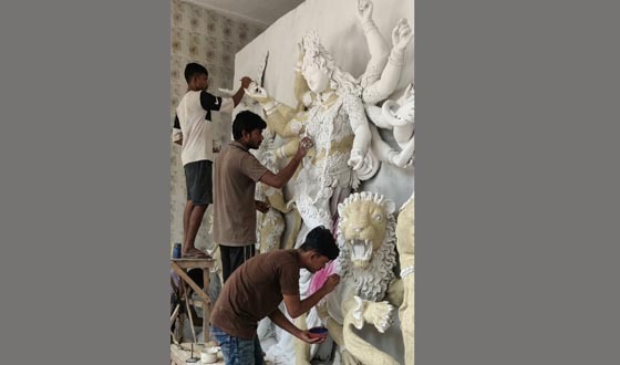 কলারোয়ায় দুর্গাপূজায় নতুন চমক, ২৫ কেজি সাদা তিলে সেজেছে দেবী দুর্গা