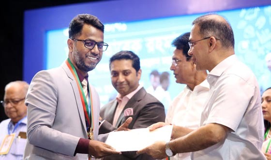 জাতীয় পর্যায়ে ‘গুণী শিক্ষক সম্মাননা’ পেলেন হোসেনপুরের আনোয়ার পারভেজ