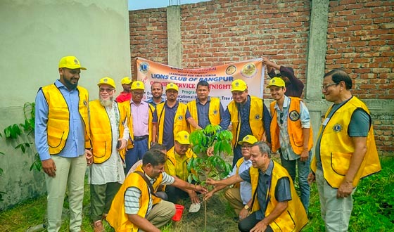 রংপুরে শিক্ষার্থীদের মাঝে শিক্ষা উপকরণ বিতরণ