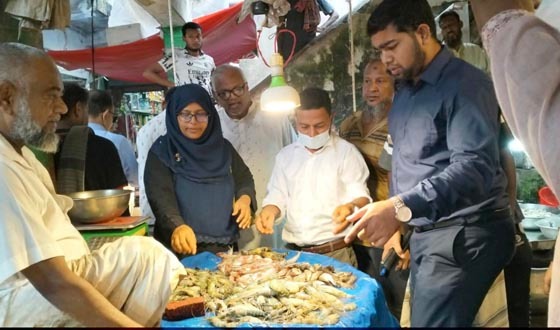ঈশ্বরদীতে জেলিযুক্ত চিংড়ি মাছ বিক্রি, ব্যবসায়ীকে জরিমানা