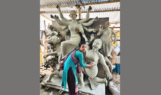 চাটমোহরের বেলগাছিতে তৈরি হচ্ছে অর্ধশতাধিক দুর্গা প্রতিমা