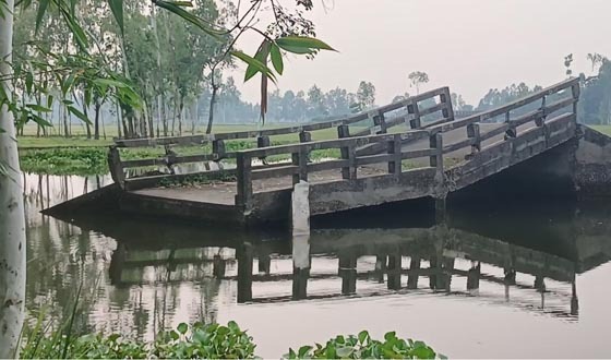 এক দশক ধরে অধরা ব্রিজ, সীমাহীন দুর্ভোগে এলাকাবাসী