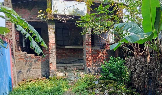 ডাকঘর আছে নিরাপদ ভবন নেই, চরম ঝুকিতে কয়রার ডাকঘর