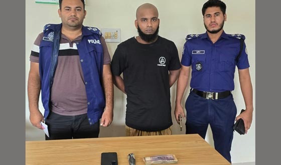 দৌলতখানে দেশীয় অস্ত্রসহ মাদক সেবনকারি ও কারবারি গ্রেপ্তার