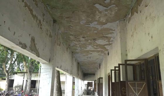 নাগিরাট মাধ্যমিক বিদ্যালয়টি চরম জরাজীর্ণ নতুন ভবনের দাবি