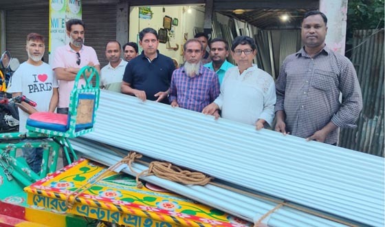 সাঁথিয়ায় অগ্নিকাণ্ডে ক্ষতিগ্রস্ত পরিবারের পাশে দাঁড়ালেন যুবদল নেতা