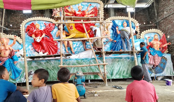 রাণীশংকৈলে ৫৫মণ্ডপে  চলছে প্রতিমা তৈরির কাজ