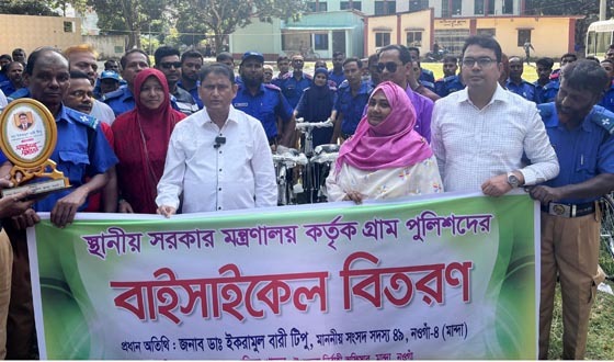মান্দায় গ্রাম পুলিশের মাঝে বাইসাইকেল বিতরণ