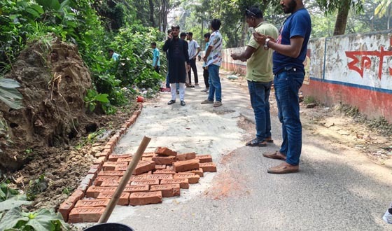 দীর্ঘদিনের ভোগান্তি লাঘবে সড়কের গর্ত সংস্কার করলেন আজিজুল হক