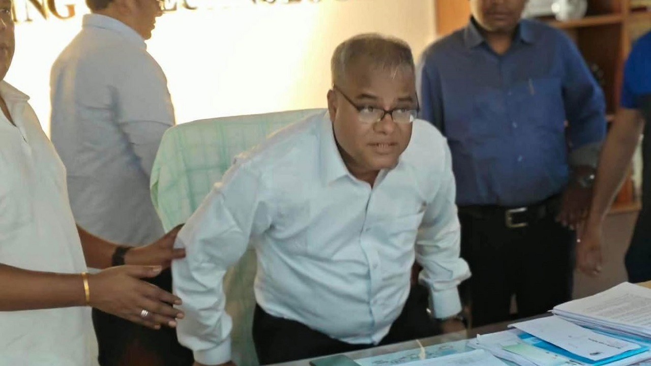 ২৩ ঘণ্টা পরেও নিজ কার্যালয়ে অবরুদ্ধ রয়েছেন চুয়েট উপাচার্য