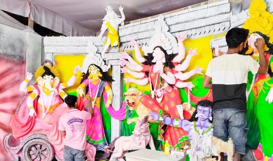 কাউখালীতে শেষ পর্যায়ে ২৫টি মণ্ডপের প্রতিমায় রঙ-তুলির আঁচড়