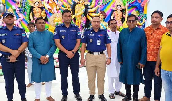 দেবহাটার বিভিন্ন দূর্গাপূজা মন্ডপ পরিদর্শন করেছেন পুলিশ সুপার