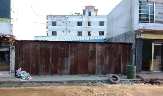 গজারিয়ায় প্রকাশ্য দিবালোকে দোকান দখল ও ভাঙচুরের অভিযোগ