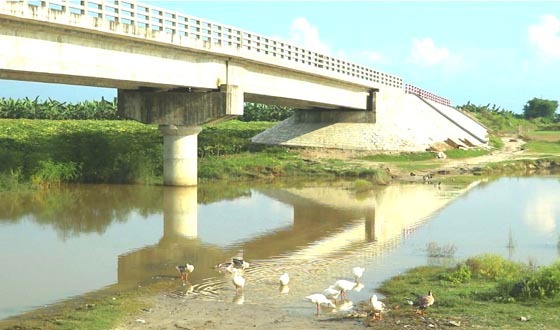 ঈশ্বরদীতে সাড়ে সাত কোটি টাকার সেতুতে ফাটল, ৬ বছরেও শেষ হয়নি কাজ
