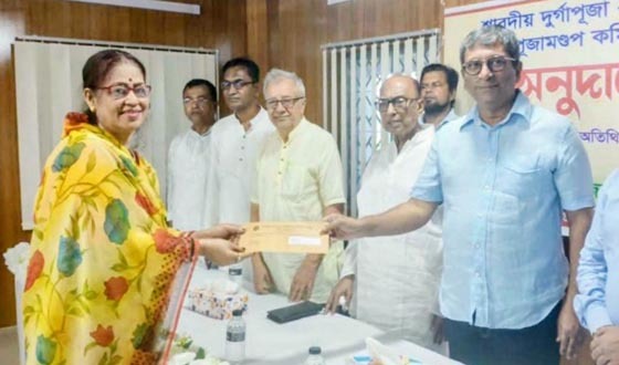 চাঁদপুর পৌর এলাকার ৩৫টি পূজামণ্ডপে অনুদানের চেক বিতরণ