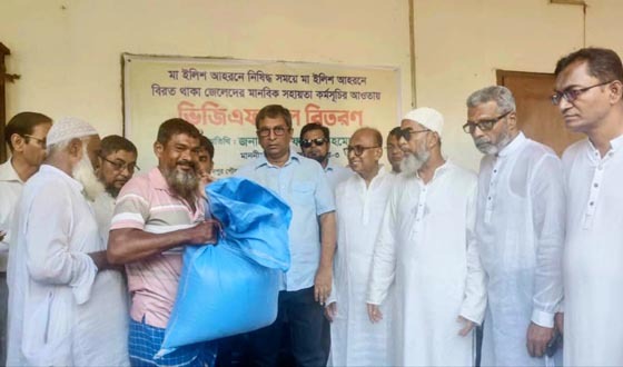 চাঁদপুরে জেলেদের ভিজিএফের চাল বিতরণ কার্যক্রম উদ্বোধন করলেন