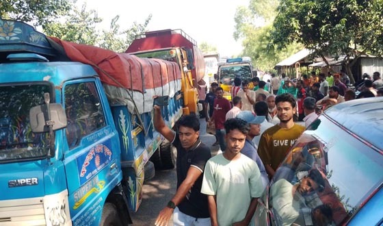 সারের দাবিতে নওগাঁ-রাজশাহী মহাসড়ক অবরোধ কৃষকদের