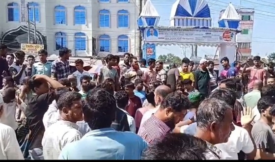 ভালুকায় চাঁদাবাজির প্রতিবাদে ব্যবসায়ীদের মহাসড়ক অবরোধ