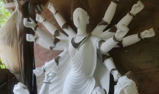 দিঘলিয়ায় শারদীয় দূর্গা উৎসব উপলক্ষে প্রতিমা তৈরিতে ব্যস্ত কারিগররা