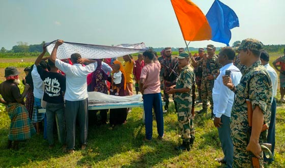 মুজিবনগর সীমান্তে শেষবারের মতো মায়ের মুখ দেখলেন মেয়ে