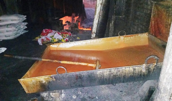 বাঘায় ভেজাল গুড় তৈরির অভিযোগে ২ কারখানায় জরিমানা