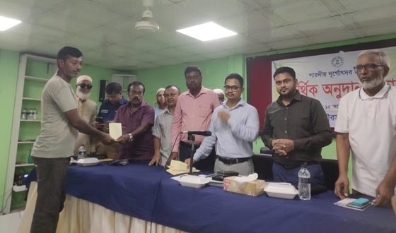 মুক্তাগাছায় ১১৯ মণ্ডপে সরকারি অনুদান প্রদান