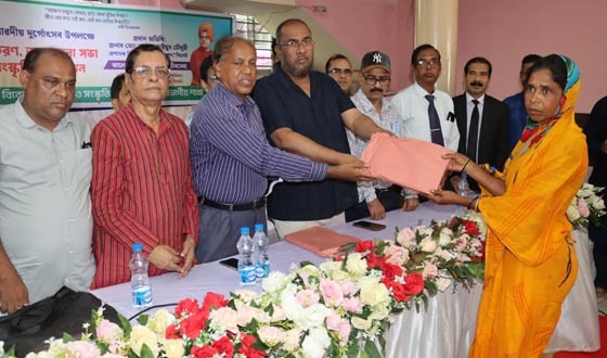 শেরপুর সদর হাসপাতালে ডেঙ্গু রোগীদের সুরক্ষায় মশারি বিতরণ