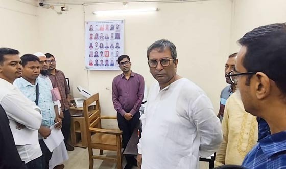 চাঁদপুরে পাসপোর্ট অফিসে এমপি মানিকের ঝটিকা অভিযান, আটক ৩