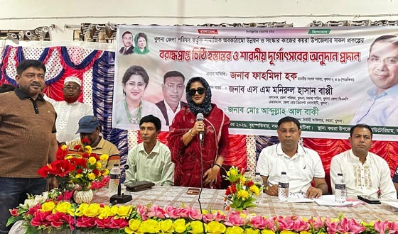 কয়রায় শারদীয় দুর্গোৎসবের অনুদানের চেক বিতরণ