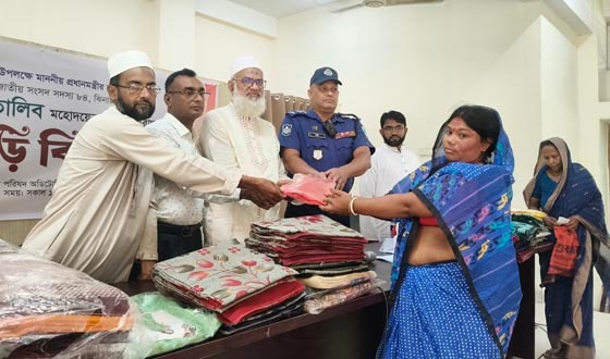 দরিদ্র সনাতন ধর্মাবলম্বীদের শাড়ি বিতরণ করেন আবু তালিব