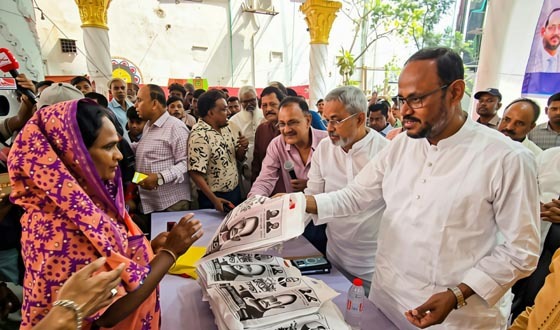 হিন্দুধর্মাবলম্বীদের শাড়ি-পাঞ্জাবি ও অর্থ উপহার দিলেন প্রতিমন্ত্রী টুকু