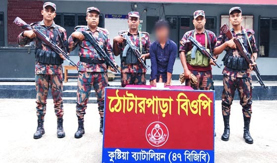 দৌলতপুর সীমান্তে বিজিবির অভিযানে ভারতীয় হেরোইনসহ আটক ১
