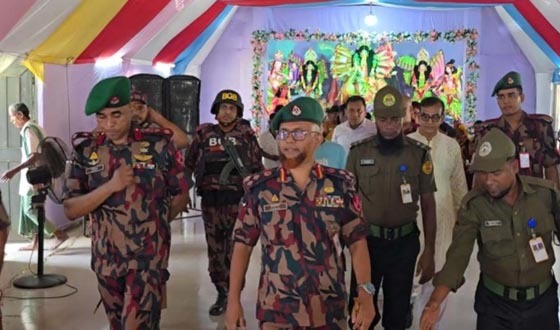 হিলিতে দুর্গাপূজা মণ্ডপ পরিদর্শনে বিজিবির সেক্টর কমান্ডার