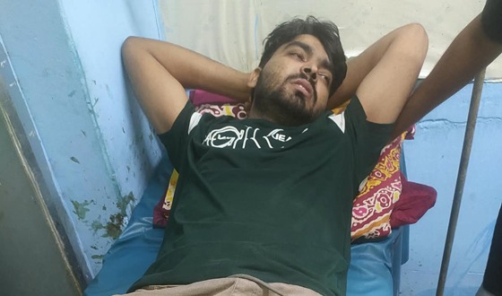 খুলনায় দুর্বৃত্তদের গুলিতে যুবক আহত, মোবাইল ছিনতাই