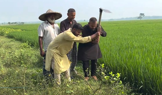 তৃষ্ণার্ত কৃষকের পাশে সাবেক ছাত্রনেতা জুয়েল, পানির নলকূপ স্থাপন