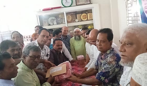কলাপাড়ার ১৭ টি পূজা মন্ডপে টাকা ও শাড়ি বিতরণ
