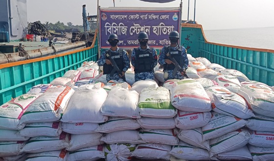 হাতিয়ায় ১৫ হাজার কেজি লাল চিনি জব্দ করে কোস্টগার্ড
