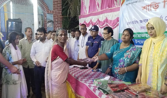 সর্বজনীন- রাজারহাটে শাড়ি উপহার বিতরণে কুড়িগ্রাম ডিসি