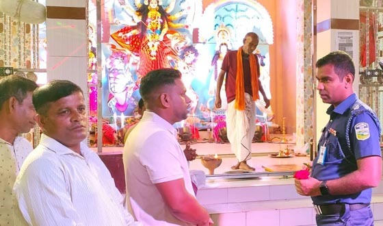 গফরগাঁওয়ে পূজামণ্ডপ পরিদর্শন করলেন অতিরিক্ত পুলিশ সুপার