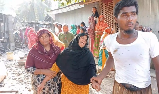 মেহেরপুরে বৈদ্যুতিক শর্ট সার্কিটের আগুনে পুড়ে ৩টি বাড়ি ও নগদ টাকা সহ ব্যাপক ক্ষয়ক্ষতি