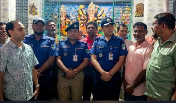 দেবহাটায় দূর্গাপূজার নবমীতে বিভিন্ন মন্ডপ পরিদর্শন করেছেন পুলিশ সুপার আশরাফুল আলম